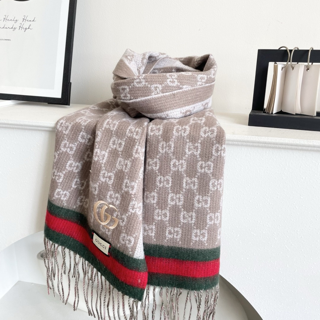 Gucci非常正的围巾~面料大爱，软糯手感，非常柔软细腻舒服‼️经典招牌GG字母元素❤️大气简约，超级好