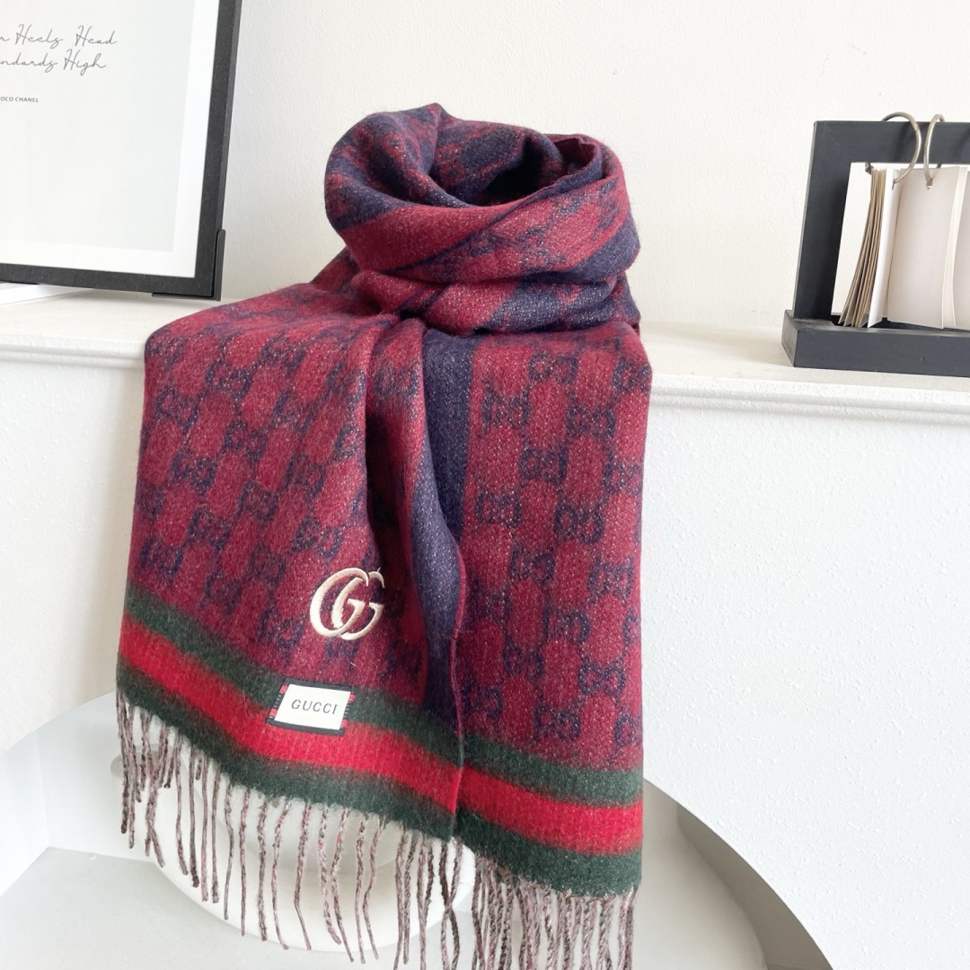 Gucci非常正的围巾~面料大爱，软糯手感，非常柔软细腻舒服‼️经典招牌GG字母元素❤️大气简约，超级好