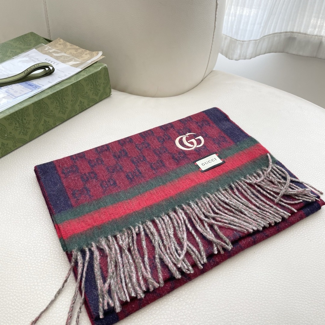 Gucci非常正的围巾~面料大爱，软糯手感，非常柔软细腻舒服‼️经典招牌GG字母元素❤️大气简约，超级好