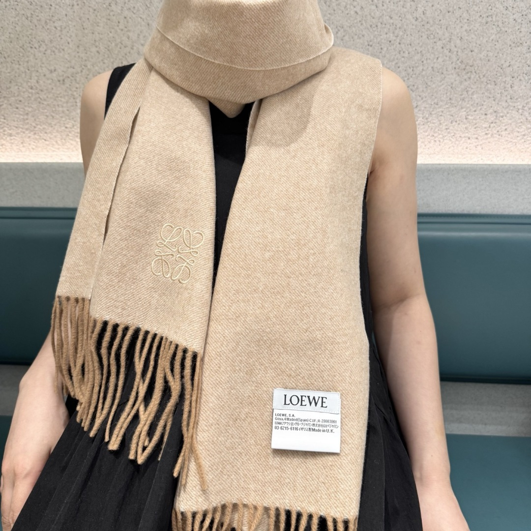 NO:574798,Popular top-notch high-end [LOEWE Loewe direct supply to Dubai export] official website double-sided Loewe new product double-sided cashmere scarf high-end products and top designs of fashion brands. Once you get it, you will understand that the quality is really great, super soft, warm and skin-friendly, so beautiful and amazing. This style is currently only available in a few foreign counters. It is really a rare product. Cashmere material 32*180 is definitely a high-end boutique with slow hands. High version scarf, high version scarf, loewe, loewe19860909爆款顶级高尖端【LOEWE罗意威直供迪拜出口货】官网双面罗意威新品双面羊绒围巾高尖端产物时尚大牌的顶尖设计款拿到手你就会明白质量真的超级赞超级柔软保暖亲肤太美太惊艳了此款目前只有国外几个专柜有货真的是臻品罕见客供羊绒材质32*180绝对是手慢无的高端精品开杀高版本围巾,高版本围巾,loewe,loewe,scarf
