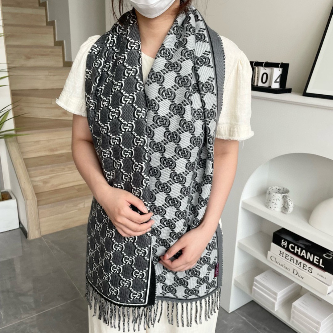 NO:581395,The latest styles from the new Gucci counters, and the best products at counter prices!  I just like the style of Gucci!  Many people like this fashionable aesthetic!  !  This thing is really a good thing that comes with the counter!  !  Exactly the same appearance!  !  !  Exuding elegance and extraordinary charm, this jacquard scarf adopts soft double-sided heterochromatic colors and alternately arranges the recognizable GG pattern. The fabric is very thick and warm, and the concave shape is warm!  !  Warm big sheep!  !  It feels great in the hand!  Can be worn, draped or tied, soft and waxy to keep warm ~ very thick and warm enough!  The quality pursued by high-end customers!  Such top quality fabric is soft and thick!  !  In short, I really save money and save money!  !  It looks good no matter how you wear it. I definitely feel it’s worth it when I receive it. Size 35*. Lamb wool high version scarf, high version scarf, gucci19860909从新Gucci专柜最最新款,专柜售价的好货！就是喜欢Gucci这种调调！长在很多人喜欢这种时髦感的审美上！！这东西真心是跟着专柜一起的好东西！！ 一模一样的品相！！！散发高雅不凡的魅力,这款提花围巾采用柔和的双面异色配色,交替排布具有辨识度的GG图案.面料很厚实很温暖,凹造型又保暖！！温暖大绵羊！！手感巨巨巨好！可围可披可系,软糯保暖~很厚实一条足够温暖！高端客户追求的品质！这样的极品货色面料柔软而厚实！！总之,真心省钱省到家！！随便怎么围都好看,收到绝对觉得值 尺寸35*.羊羔毛高版本围巾,高版本围巾,gucci,scarf