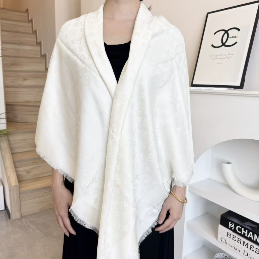 NO:581448,Square scarf] LV shawl's classic gold silk with the gorgeous texture of silk and wool blends, suitable for matching with ready-to-wear and accessories series. Size 140 x 140cm Fabric 57 wool, 43 silk high version scarf, high version scarf, louis vuitton, real silk, shawls19860909方巾】LV披肩经典金丝搭配丝毛混纺的华美质感,与成衣和配饰系列单品搭配相宜. 尺寸140 x 140cm 面料 57羊毛,43真丝高版本围巾,高版本围巾,louis vuitton,real silk,shawls,scarf