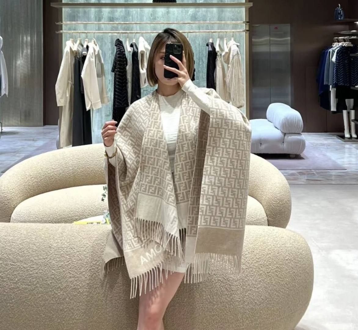 ✨✨爆款来了新款免代购❗️极品‼️重磅最新经典FF字母元素羊毛斗篷，大极品‼️F主打的斗篷，专柜也是刚上