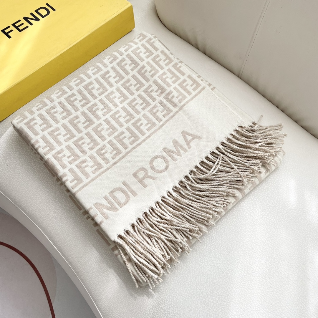 ✨✨爆款来了新款免代购❗️极品‼️重磅最新经典FF字母元素羊毛斗篷，大极品‼️F主打的斗篷，专柜也是刚上