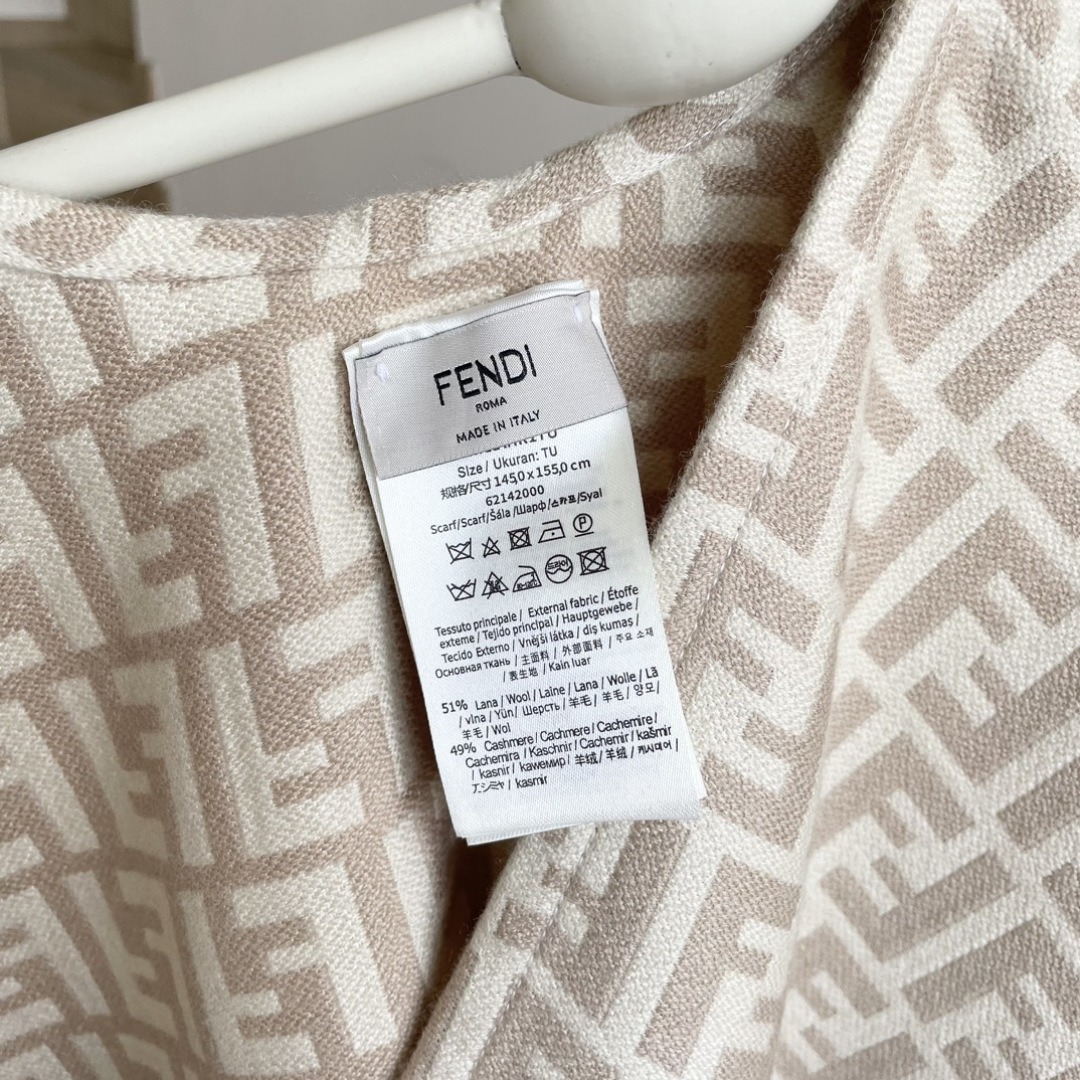 ✨✨爆款来了新款免代购❗️极品‼️重磅最新经典FF字母元素羊毛斗篷，大极品‼️F主打的斗篷，专柜也是刚上