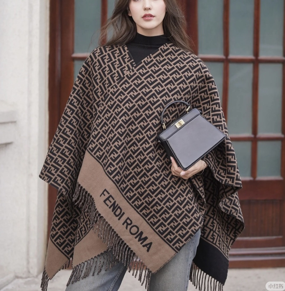 ✨✨爆款来了新款免代购❗️极品‼️重磅最新经典FF字母元素羊毛斗篷，大极品‼️F主打的斗篷，专柜也是刚上