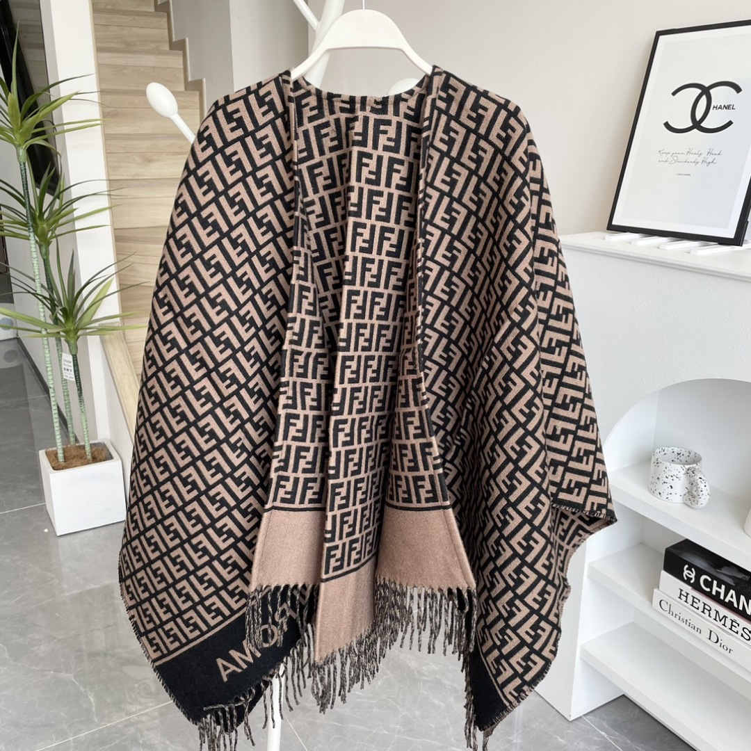 ✨✨爆款来了新款免代购❗️极品‼️重磅最新经典FF字母元素羊毛斗篷，大极品‼️F主打的斗篷，专柜也是刚上