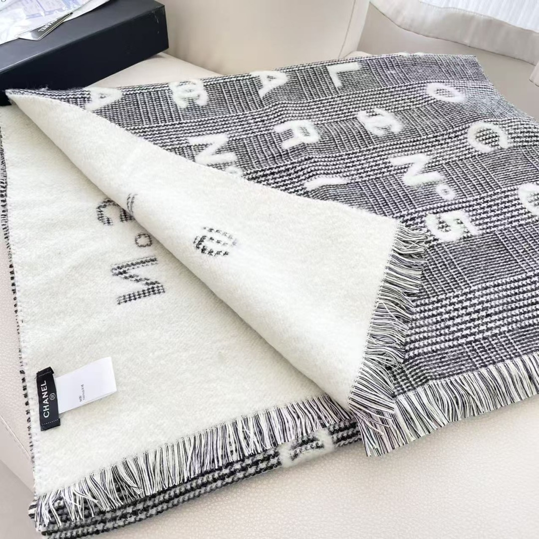 香奈儿新款🗣姑娘们出来炸街啦黑色系色调真的无敌经典了。不是俗气的漂白。就本色调，带点米的高级配色。～百分