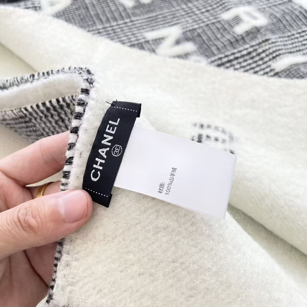 香奈儿新款🗣姑娘们出来炸街啦黑色系色调真的无敌经典了。不是俗气的漂白。就本色调，带点米的高级配色。～百分