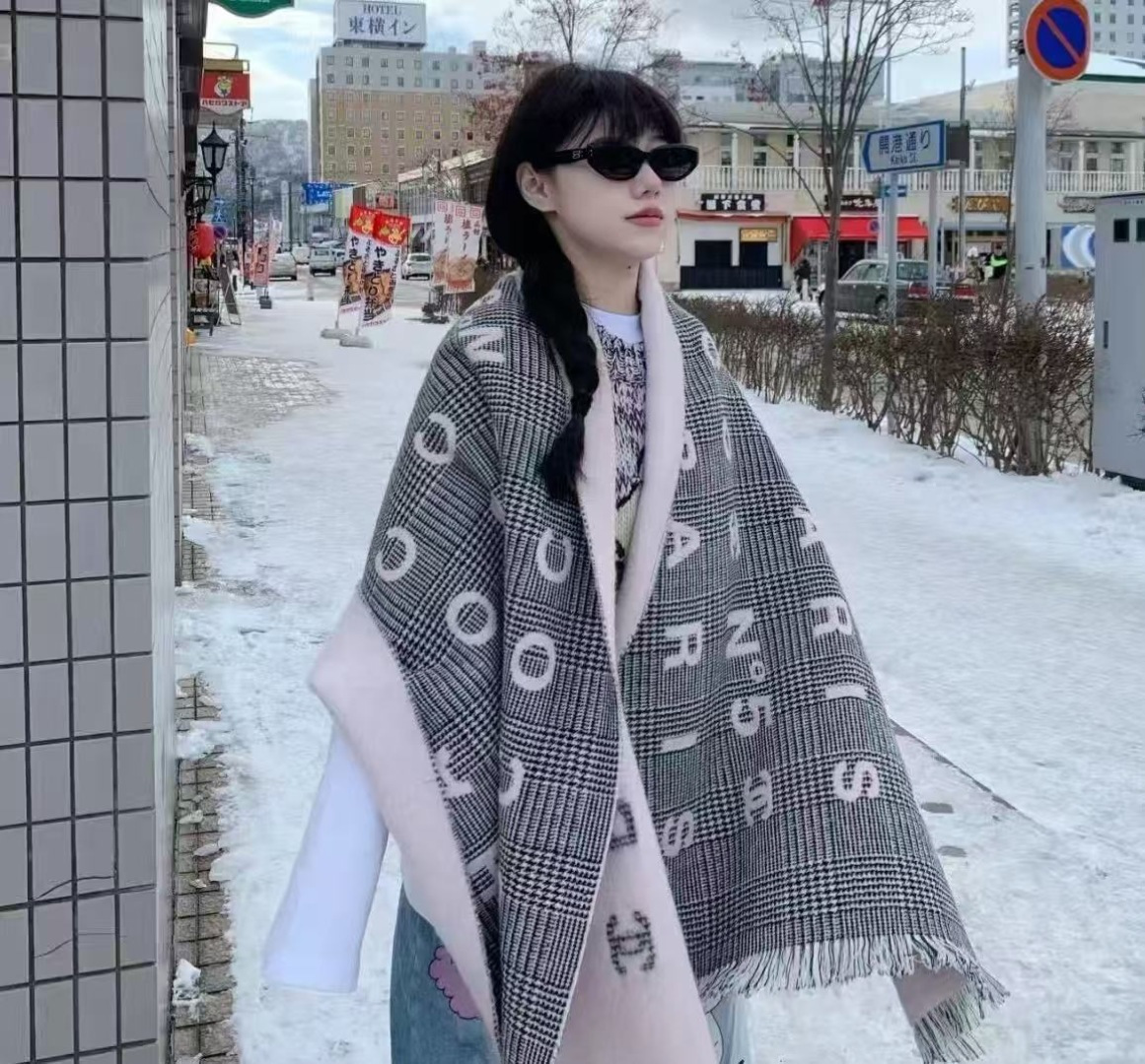 NO:574792,Chanel's new girls are out to hit the streets. The black color tone is really invincible and classic. It's not a tacky bleached color. It's just the color, a high-end color with a little bit of rice. ~100% pure cashmere~ The size of the scarf is 70*200, which makes people fall in love with it, and feels as soft as a cloud. If you see the real thing, you will know what makes Suo's scarf eclipse. It will be a proper C-level debut in 2025!  It's so soft that your skin melts when it comes in contact, and it won't prick at all!  high version scarf, high version scarf, chanel19860909香奈儿新款姑娘们出来炸街啦 黑色系色调真的无敌经典了.不是俗气的漂白.就本色调,带点米的高级配色.～百分百纯山羊绒～ 规格70*200围巾,让人爱不释手,触感如云朵般柔软.如果你看到实物,就知道什么是让suo有围巾黯然失色,2025年妥妥的C位出道！ 接触皮肤软到心都化了,一点也不会扎！高版本围巾,高版本围巾,chanel,scarf