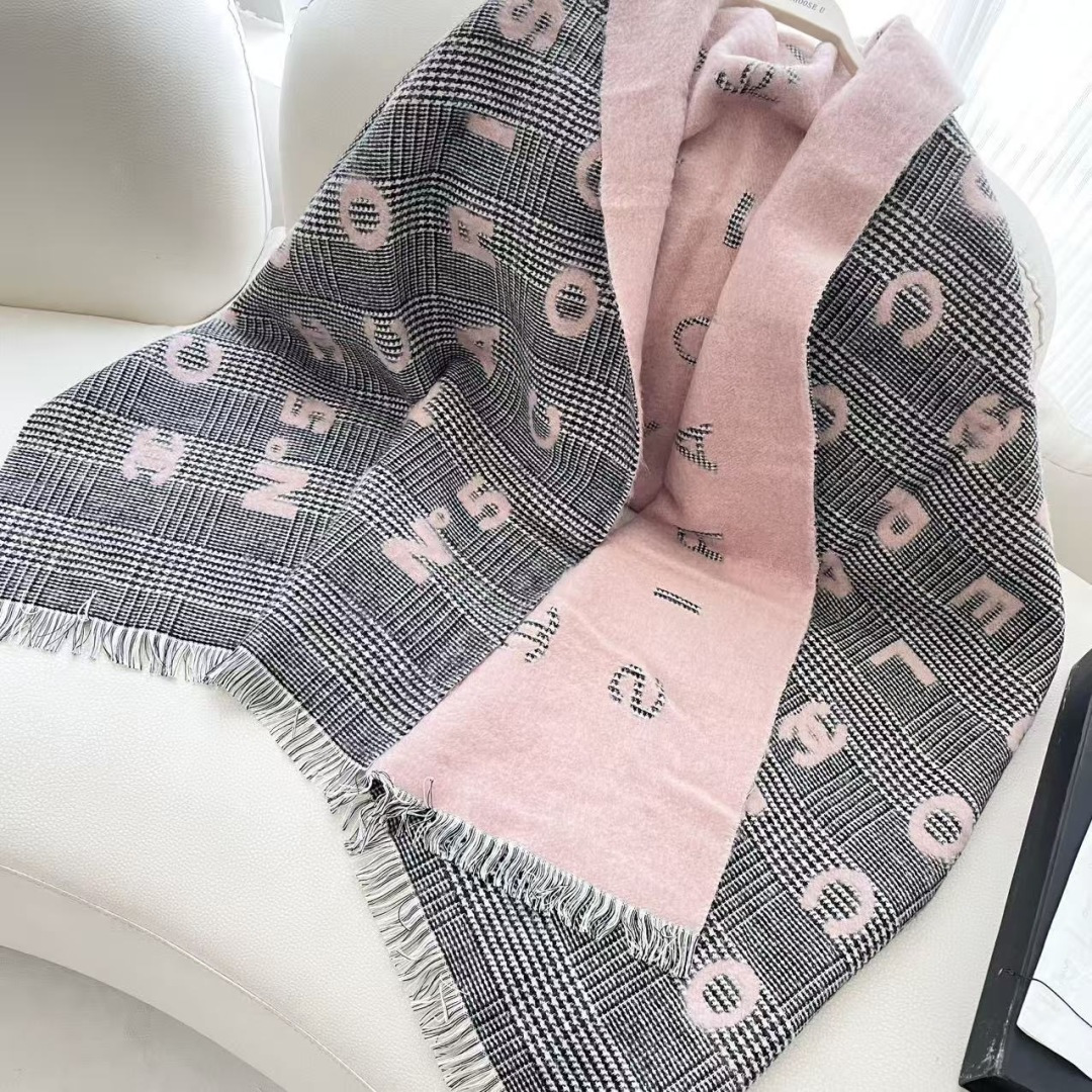 香奈儿新款🗣姑娘们出来炸街啦黑色系色调真的无敌经典了。不是俗气的漂白。就本色调，带点米的高级配色。～百分