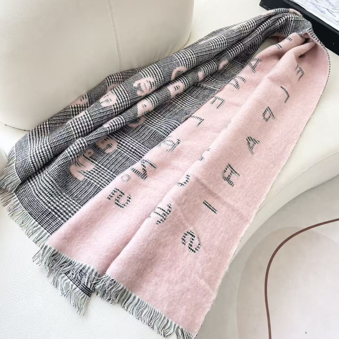 香奈儿新款🗣姑娘们出来炸街啦黑色系色调真的无敌经典了。不是俗气的漂白。就本色调，带点米的高级配色。～百分