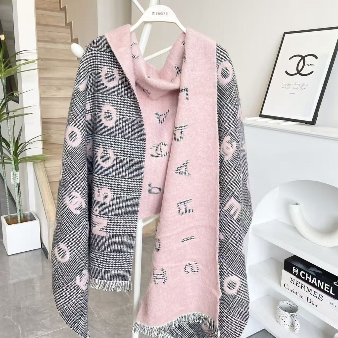 香奈儿新款🗣姑娘们出来炸街啦黑色系色调真的无敌经典了。不是俗气的漂白。就本色调，带点米的高级配色。～百分