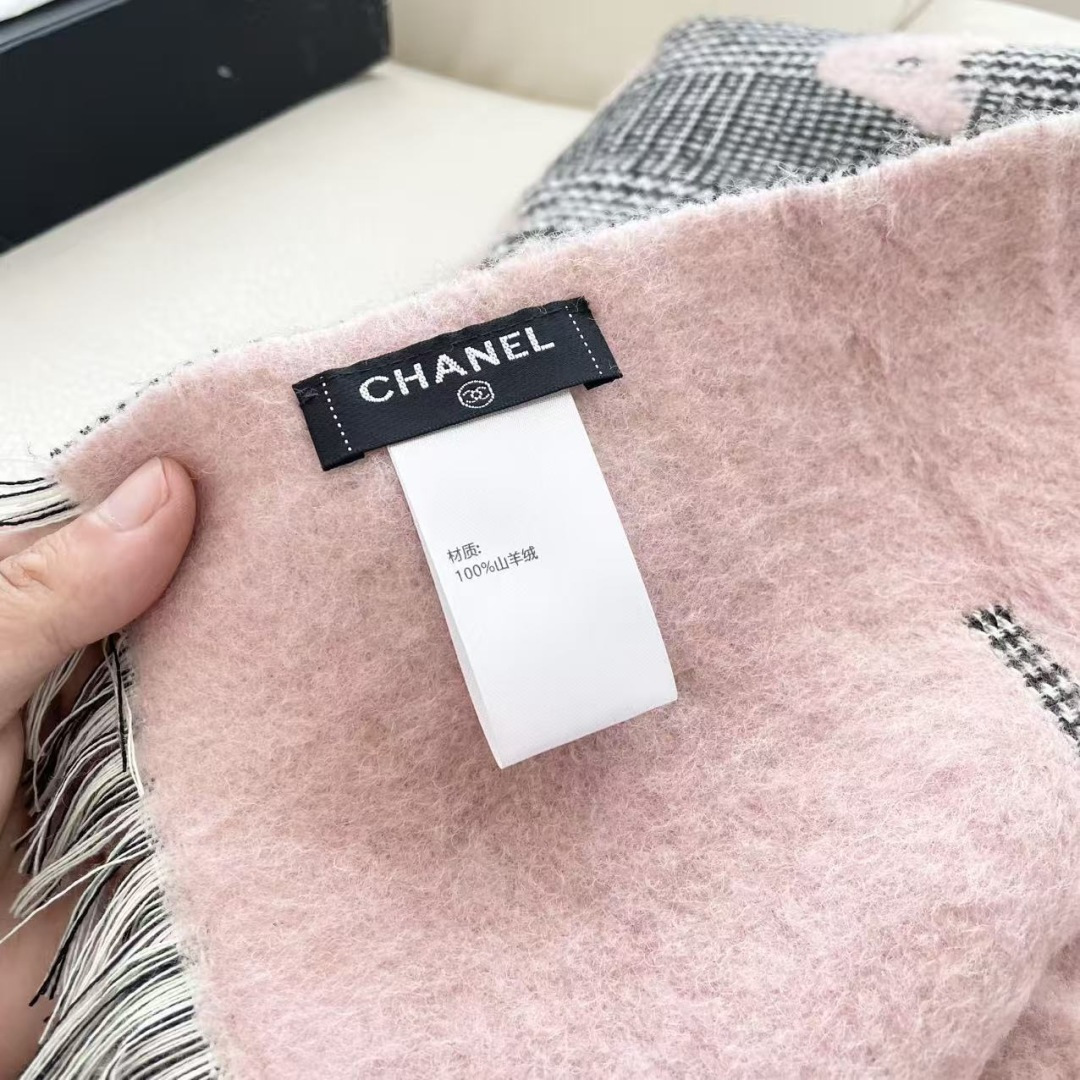 香奈儿新款🗣姑娘们出来炸街啦黑色系色调真的无敌经典了。不是俗气的漂白。就本色调，带点米的高级配色。～百分