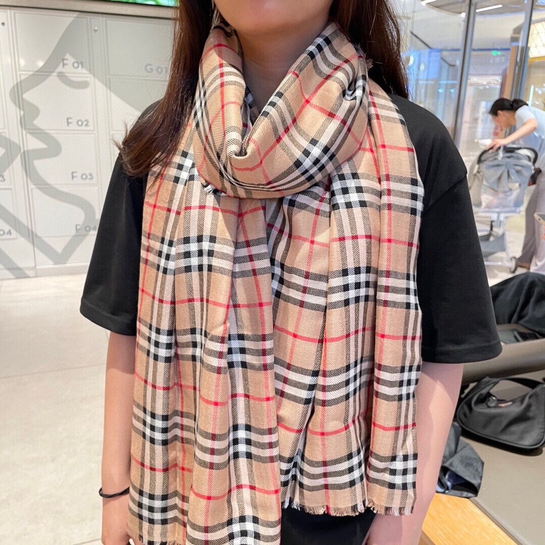NO:574828,Burberry's new models are available and are available quickly. The top-quality original items are authentic and exquisite. [Absolutely worth collecting] Chanel's beautiful and versatile models are limited edition at the counter. It is difficult to order top-grade imported cashmere for customers if you have money. The gold and silver thread trimming is of high quality and is given away for personal use. Absolutely high-end and exclusive real-life shooting!  What you see is that the colors are super authentic and top-quality goods wait for no one. Special channel goods sell less than the absolute top-quality goods. Every detail is the rhythm of the counter. 90*200 top-grade imported cashmere. Recommended high-version scarves, high-version scarves, burberry, chanel.19860909巴宝利新款到手慢抢顶级原单正品旷世绝美顶级高端货【绝对值得珍藏】香奈儿绝美百搭款专柜限量哦有钱都很难订到顶级进口客供山羊绒,金银线镶边品质上乘送人自用绝对高大上独家实物拍摄！所见所得,颜色超正顶级好货不等人,特殊渠道货卖一个少一个绝对的顶级好货,任何一个细节都是专柜的节奏90*200顶级进口客供山羊绒重磅推荐高版本围巾,高版本围巾,burberry,chanel,scarf