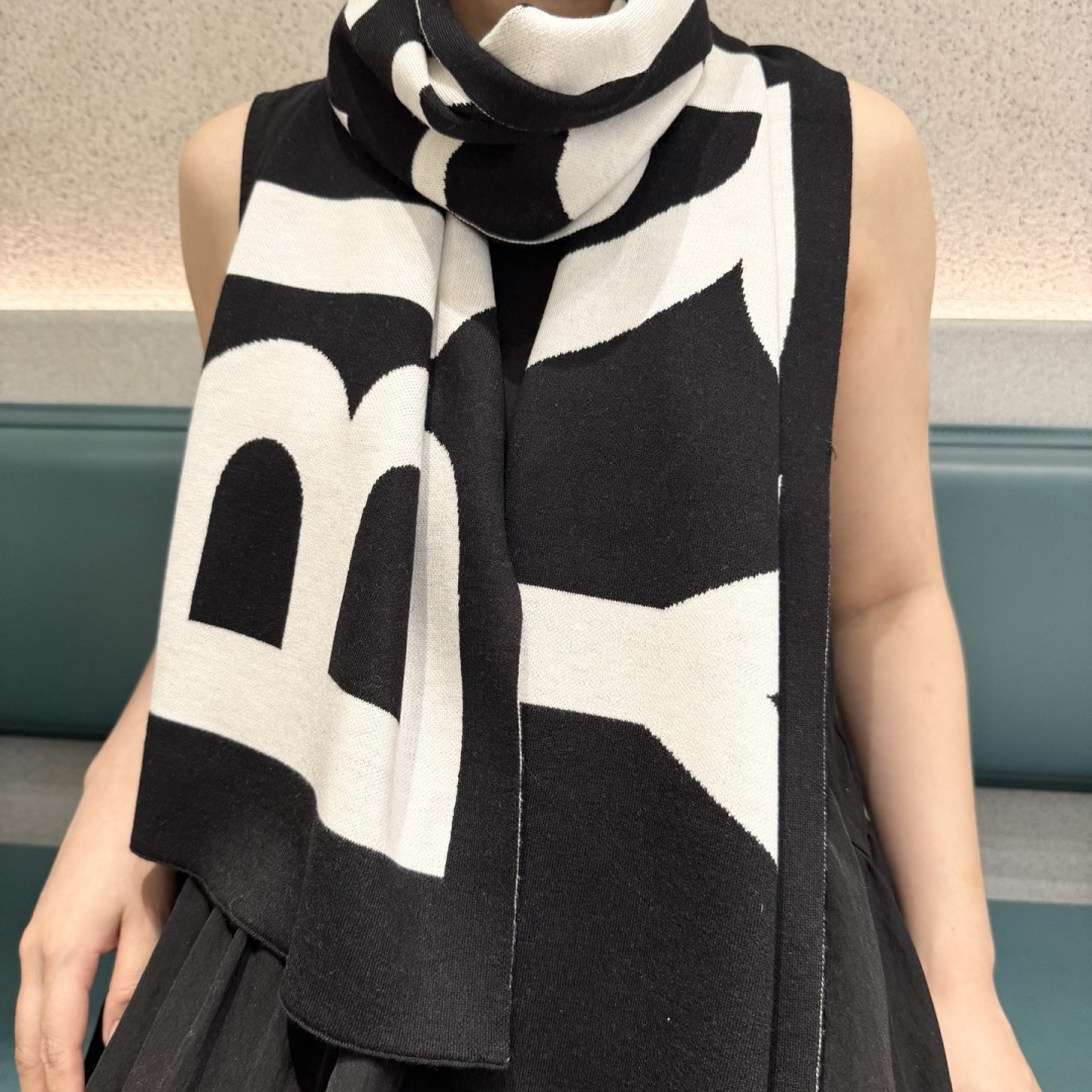 NO:574516,Hot new item, Couple model B family [Classic War Horse] Exclusive product Luxury is all in the size, high-end quality and super high cashmere quality will be favored by this brand. This quality is a rare knitted scarf on the market. It is really a super high-end product. Only such a big brand can have it. Every color is loved and every color is retained. Selling one less good product. Imported knitted cashmere size 180*32 high version scarf, high version scarf19860909爆款上新 情侣款B家【经典战马】独家牛货 奢华尽在尺寸之间,高端品质具有超高羊绒品质才会被此品牌青睐这种精品是市场上及其少见的围巾针织,真是超级高端货只有这种大品牌才会拥有每色都是大爱每色都留.卖一条少一条的好货 进口针织羊绒 尺寸180*32高版本围巾,高版本围巾,scarf