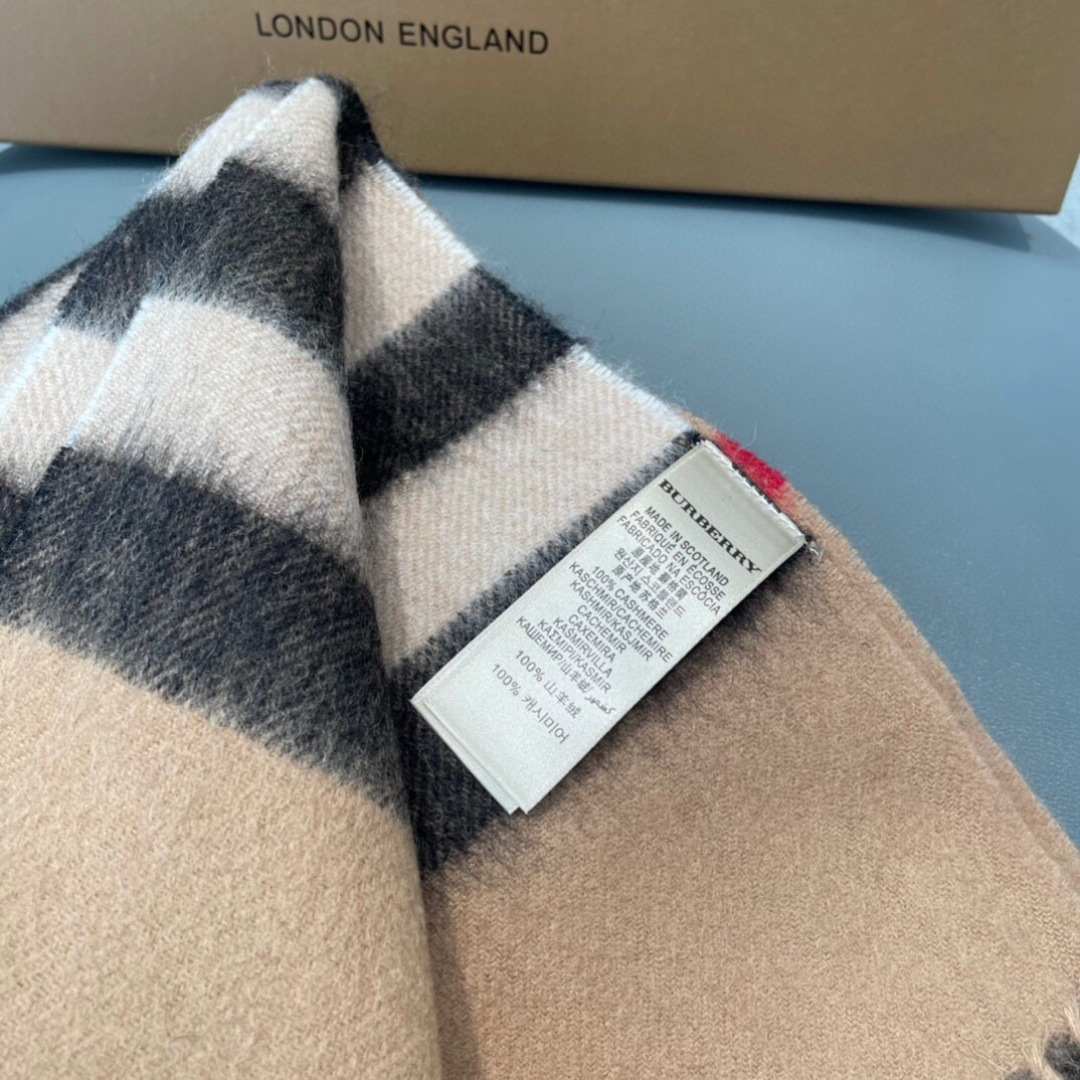 重磅推荐⚠️【顶级外单】🎀✨火爆N年的经典格，时潮人都有好几条巴宝莉围巾放在衣橱，一条小小的围巾其作用不