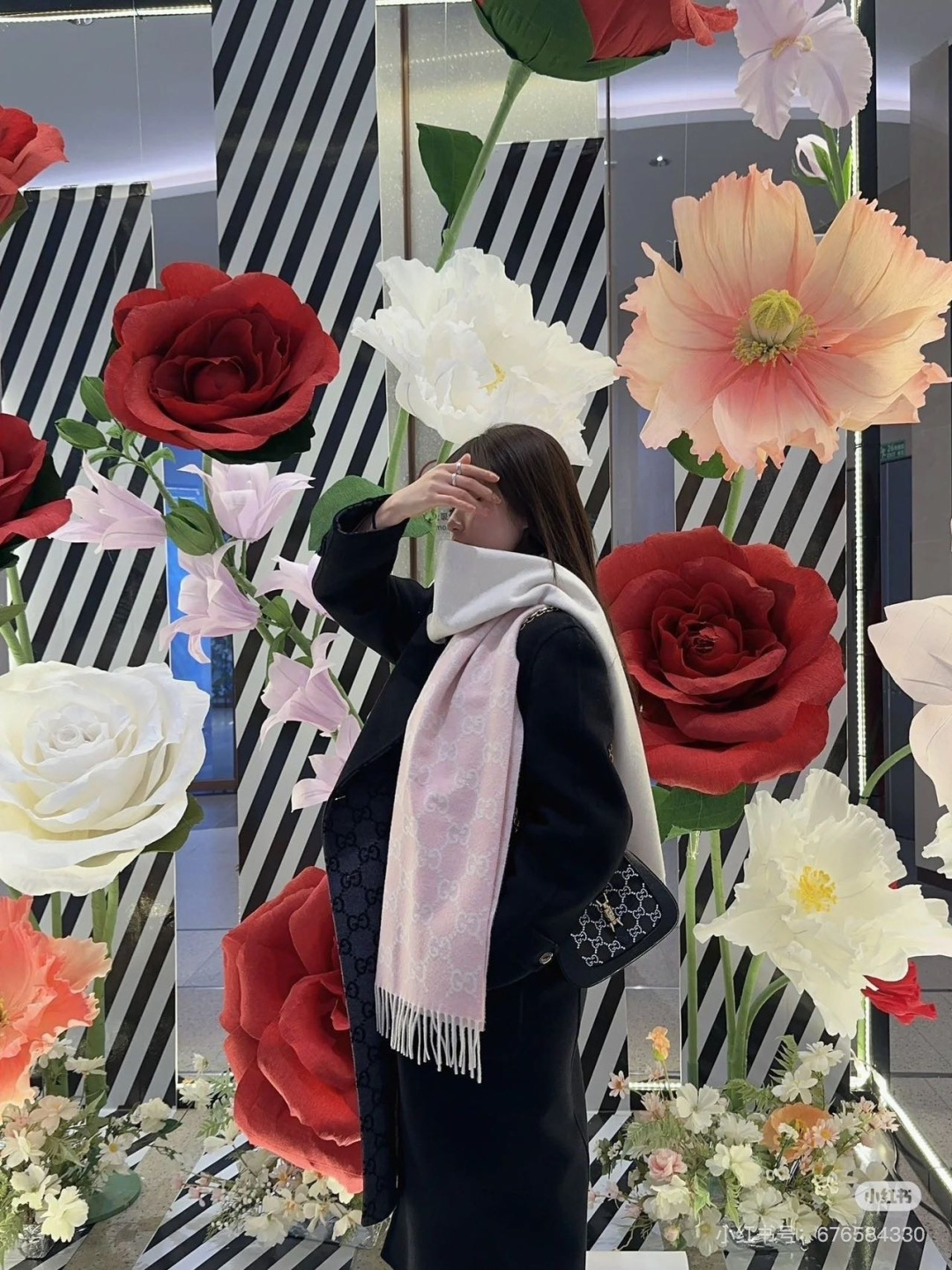 NO:581397,GUCCI (Gucci) perfect gradient!  Purchasing agent level!  The latest reversible Gucci scarf, a G autumn and winter item that always adds points!  Various dressing styles can collide with her to create a different upper body effect!  As the representative traditional essence of Gucci, the GG logo has always been inseparable from the series. It is introduced in a modern and innovative way, presenting extraordinary levels, styles and designs. The GG pattern on this scarf has been reinterpreted. Cashmere 50*200 high version scarf, high version scarf, gucci, gucci19860909GUCCI（古奇）完美渐变！代购级别！最新双面两用古驰围巾,永远加分的G秋冬单品！各种穿衣风格都可以和她碰撞出别样的上身效果！GG标识作为Gucci颇具代表性的传统精髓,始终与系列密不可分,以饱含新意的现代方式推陈出新,呈现不同凡响的层次、风格和设计.这款围巾上的GG图案经过重新演绎 羊绒 50*200高版本围巾,高版本围巾,gucci,gucci,scarf