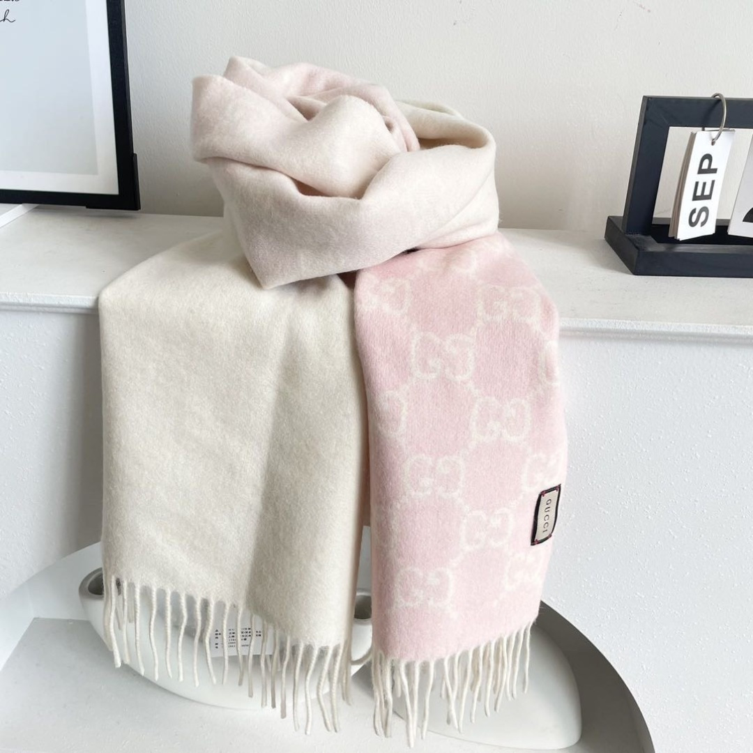 GUCCI（古奇）完美渐变！代购级别！最新双面两用古驰围巾，永远加分的G秋冬单品！各种穿衣风格都可以和她