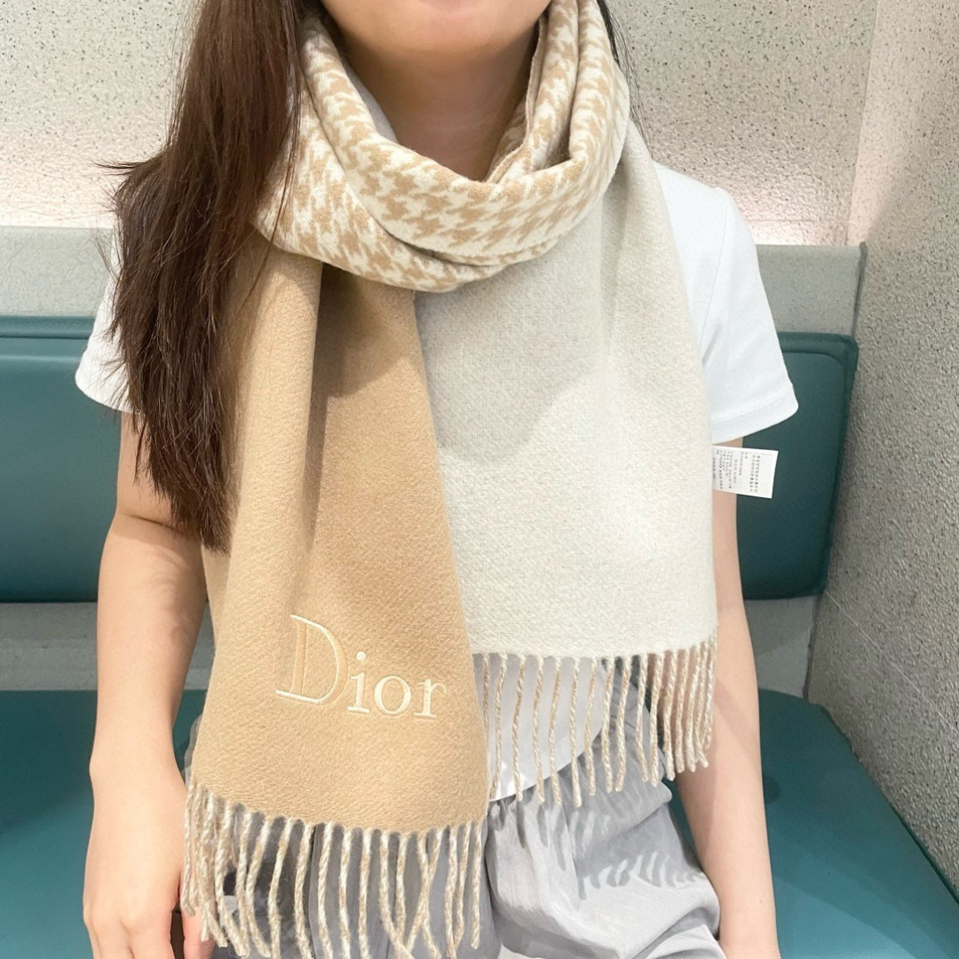 NO:581399,The same DD scarf worn by Dior stars. The classic style will never go out of style, and it’s super versatile. It’s super pretty!  !  Decisively keep it to yourself!  Exquisite loose beard, straightforward and not rigid, suitable for various styles, exquisite and exquisite, not much introduction, see for yourself, 32*180cm. High version scarf, high version scarf, dior, dior19860909迪奥（Dior）明星同款dd围巾.经典款永远不会过时,而且超百搭.超级好看！！果断自留！精致散须 率真不拘泥 适合各种造型 精妙绝伦 不多介绍 自己看,32*180cm.高版本围巾,高版本围巾,dior,dior,scarf