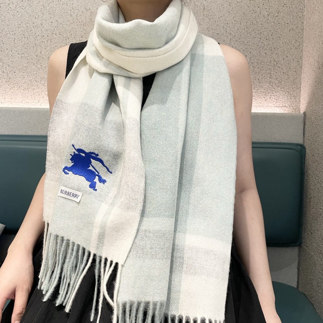 NO:581415,The popular double-sided cashmere counter is synchronized. The classic design is perfect, with the looming Burberry logo. It is highly recommended if you are slow and don’t go to the counter to buy it. It will cost 3800+. It is absolutely the same. The price is really good. [2025 The texture is very skin-friendly and soft.  , like skin] This size is neither big nor small, very easy to match, the quality is super good, you will understand it when you get it, high-end quality, high-end details WYSIWYG, heavyweight VIP customers must buy recommended 180*32 cashmere high version scarf, high version scarf, burberry19860909爆款双面羊绒专柜同步 经典设计完美,若隐若现的巴宝利标志,强烈推荐手慢无千万别去专柜买代购就要3800+绝对一模一样价格真心好,【2025质地非常亲肤柔软 ,如般的皮肤】这个size不大不小特别好搭配,品质超级好拿到手就会懂的高端品质,高端细节所见即所得重磅巨献VIP客户必入推荐180*32羊绒高版本围巾,高版本围巾,burberry,scarf