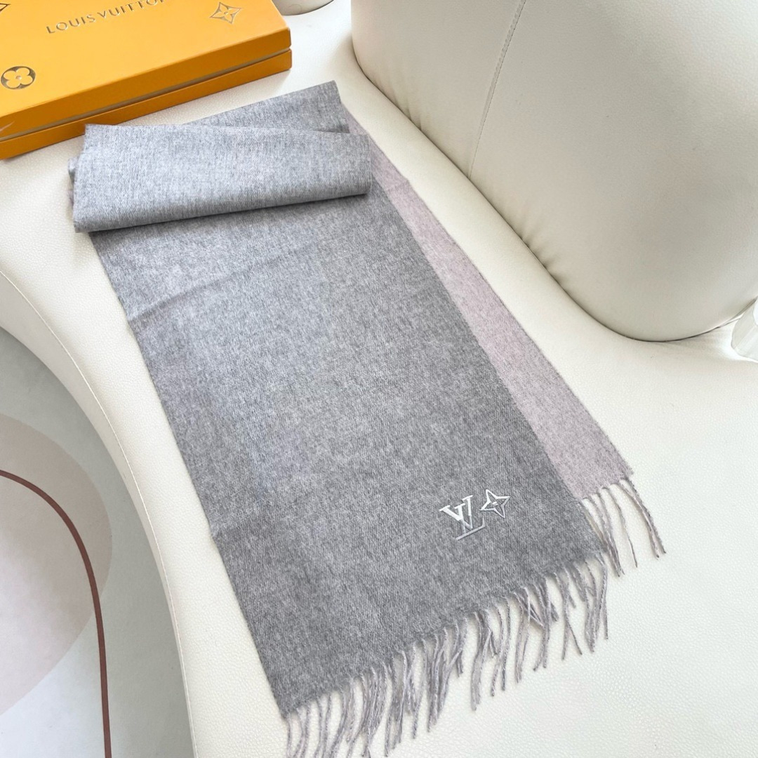 100%山羊绒 2024Lv家 顶级山羊绒，新款男女通用情侣款👫重磅推荐💥 经典的条纹格子，搭配任何衣服