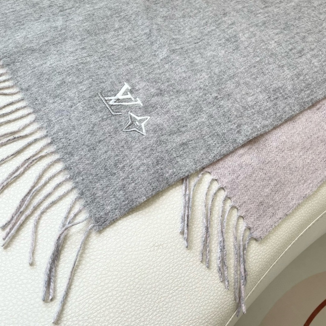 100%山羊绒 2024Lv家 顶级山羊绒，新款男女通用情侣款👫重磅推荐💥 经典的条纹格子，搭配任何衣服