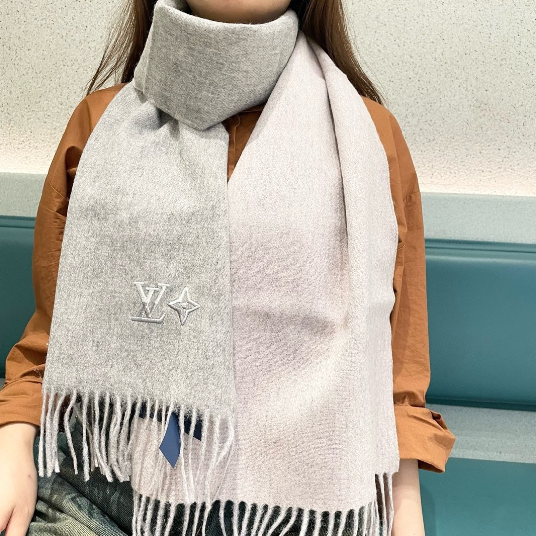 100%山羊绒 2024Lv家 顶级山羊绒，新款男女通用情侣款👫重磅推荐💥 经典的条纹格子，搭配任何衣服