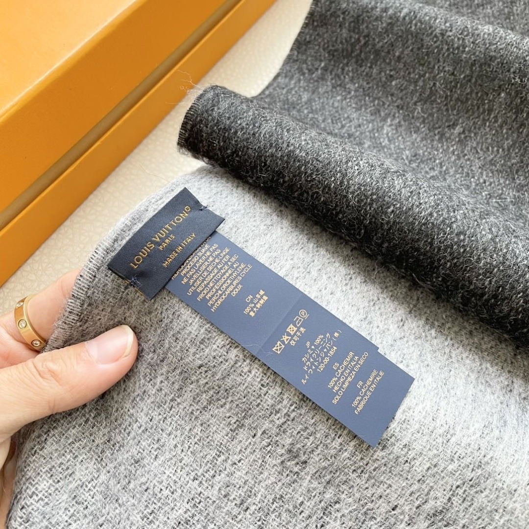 100%山羊绒 2024Lv家 顶级山羊绒，新款男女通用情侣款👫重磅推荐💥 经典的条纹格子，搭配任何衣服