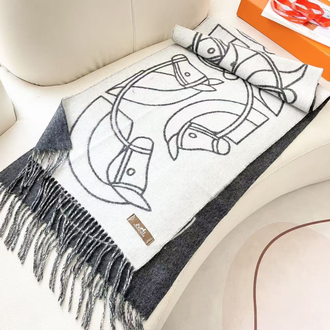 上新2025爱马仕双面男女款围巾且买且珍惜😍~都是出口订单所以比较难遇❤️东西讲究少而精😍好看的一定要收