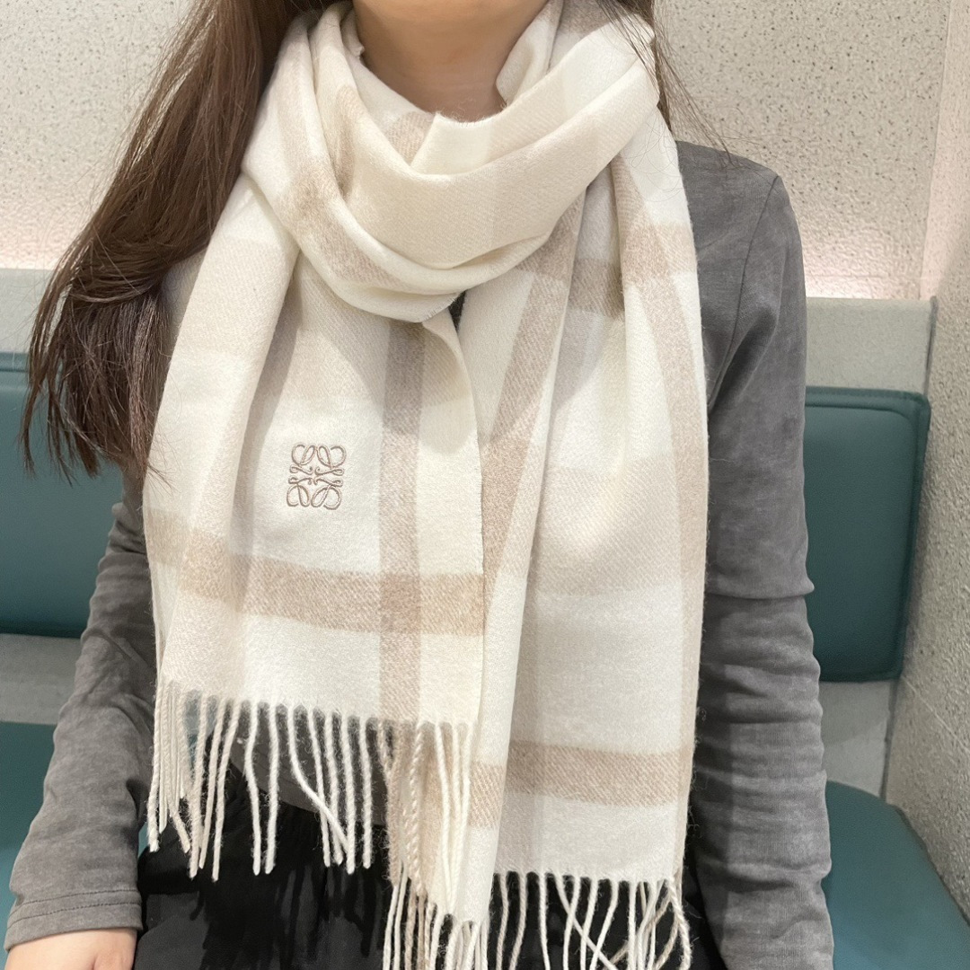 NO:581392,Top original unisex model Loewe. I am very lucky to get something from this brand. It is really rare. I rarely place orders in China. The styles are really poor. As the top luxury brand in Spain, Loewe adheres to tradition, craftsmanship and enthusiasm, and exudes a unique Spanish aristocratic atmosphere! This model is customized for the windows of the Barcelona counter! The overall composition of the scarf is their brand’s most classic LOGO style design. Specification 38x180, material cashmere high version scarf, high version scarf, loewe19860909顶级原单中性款罗意威 很幸運拿到這個品牌的東西,真的不多見,很少在國內做訂單,款式真的少的可怜羅意威作為西班牙的頂尖奢侈品牌,秉承傳統,技藝,熱誠,散髮獨特的西班牙貴族氣息！本款為巴塞羅納專櫃的櫥窗定制款！围巾整体构图为他们品牌最经典的LOGO风格设计.规格38x180,材质羊绒高版本围巾,高版本围巾,loewe,scarf