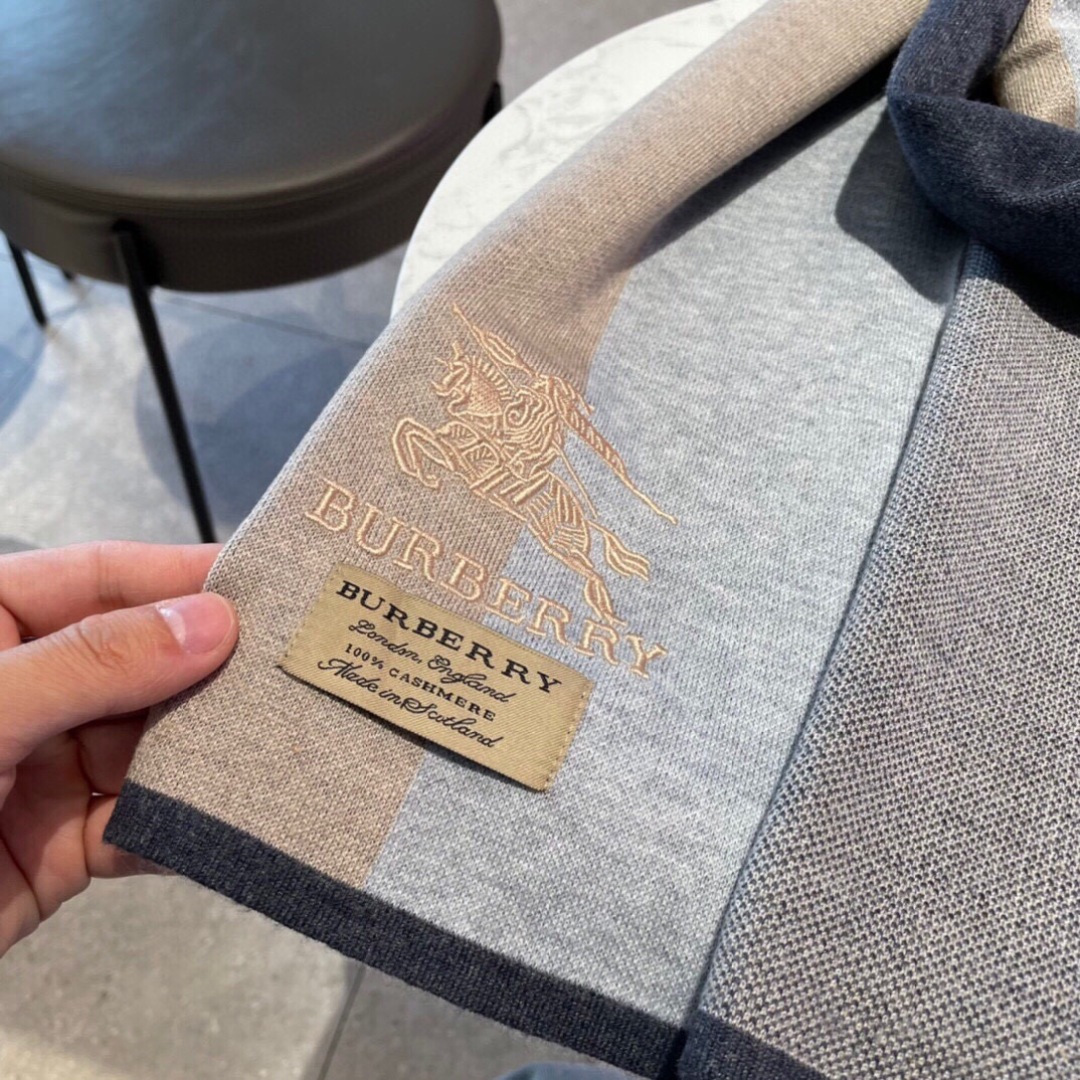 爆款上新 情侣款👍👍B家【经典战马】货🐂 奢华尽在尺寸之间，高端品质‼️具有超高羊绒品质才会被此品牌青睐