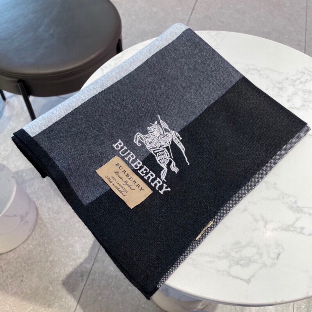 爆款上新 情侣款👍👍B家【经典战马】货🐂 奢华尽在尺寸之间，高端品质‼️具有超高羊绒品质才会被此品牌青睐