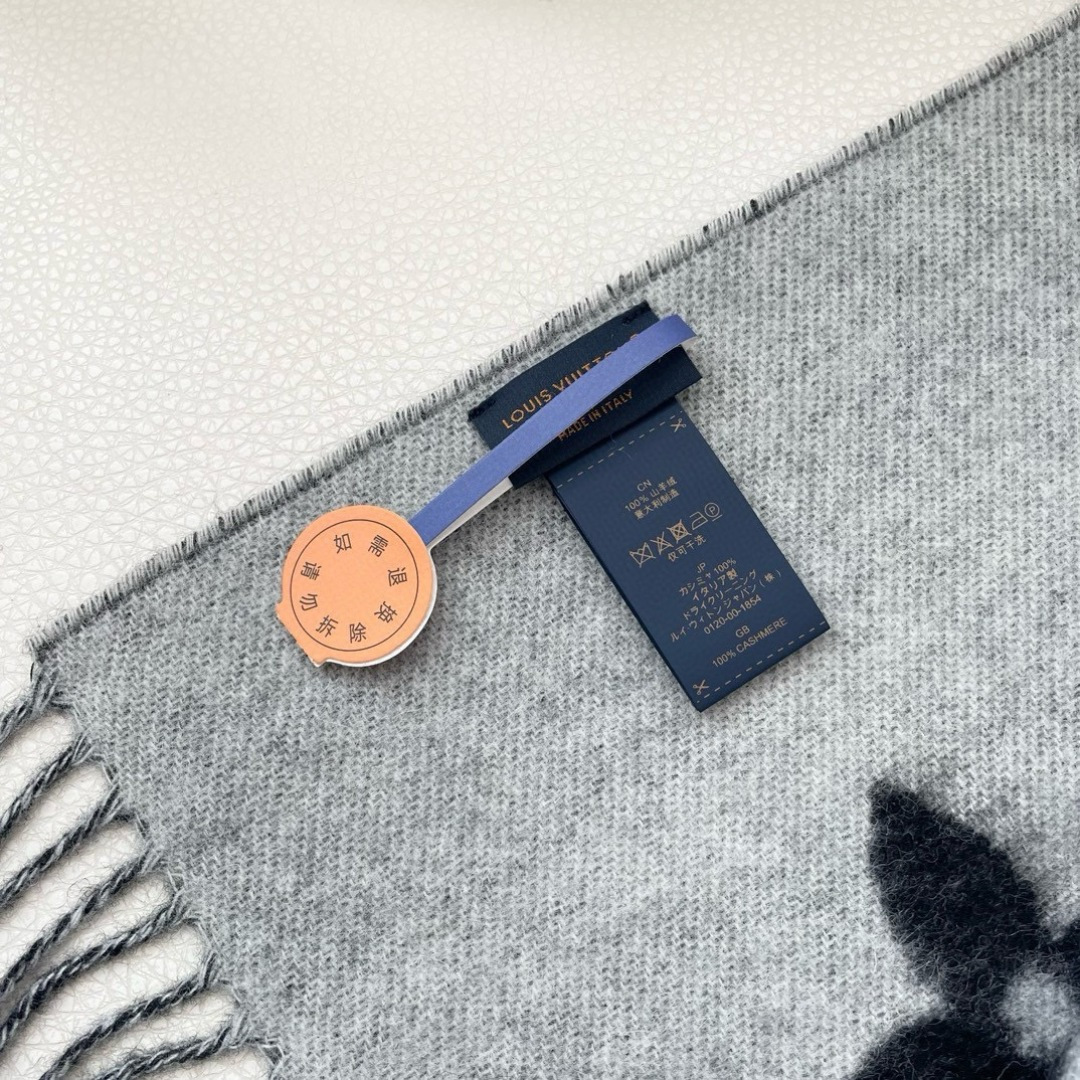 官网同步新款 原单【雷克雅维克铆钉版】此款 Studdy Reykjavik 围巾融入了摇滚元素，为寒冷