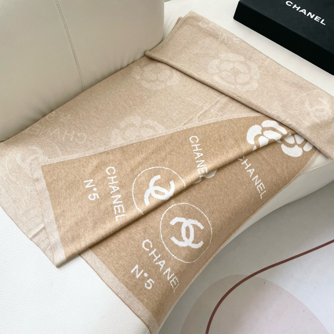 😍👍香奈儿2025专柜最新款‼️【顶级针织围巾】🔥爆款哦 😘💍实物真心美 🎀披肩配以精美针织💓💃🏻整条围