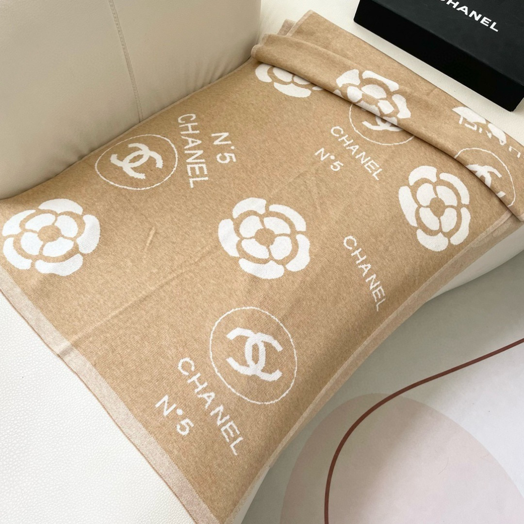 😍👍香奈儿2025专柜最新款‼️【顶级针织围巾】🔥爆款哦 😘💍实物真心美 🎀披肩配以精美针织💓💃🏻整条围