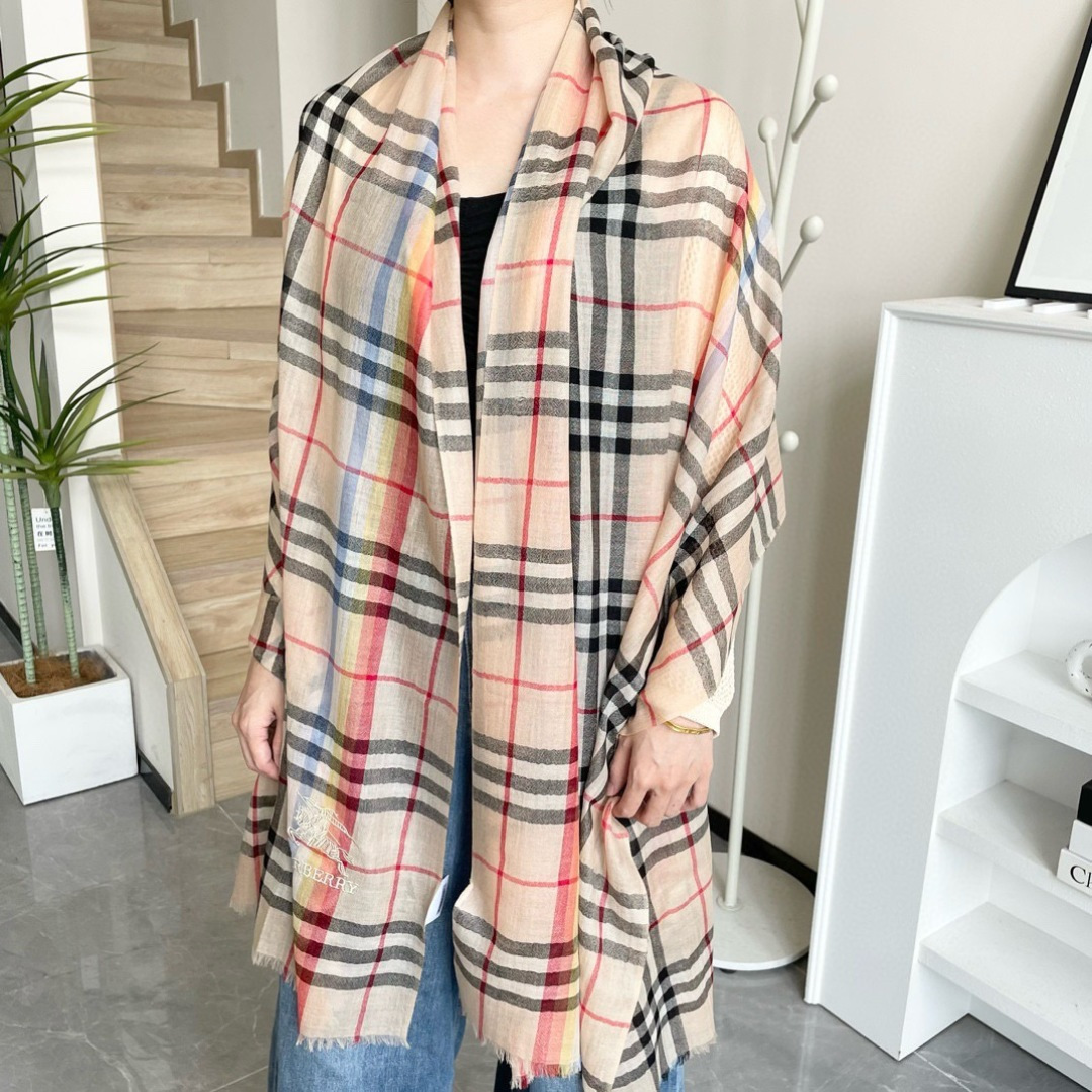 NO:574539,[Logo Plaid] Cashmere Long Scarf Bur Palace-level recommended for export orders to the UK!  The latest classic blended series. It has arrived at the right time. It is very suitable for spring and autumn and air-conditioned rooms. The fabric is soft, smooth, thin and has clear lines. It is an excellent cashmere material. It feels soft and smooth, and is extremely skin-friendly. Please hurry up. Hurry up 90*200cm high version scarf, high version scarf, burberry19860909【徽标格纹】羊绒长巾bur殿堂级御用推荐出口英国的订单！最新经典混纺系列.来的太是时候了非常适合春秋及空调房,柔软顺滑微薄正好纹路清晰面料是极好的羊绒原料.触感柔软顺滑,亲肤到极致.你们且手快一点.再快一点90*200cm高版本围巾,高版本围巾,burberry,scarf