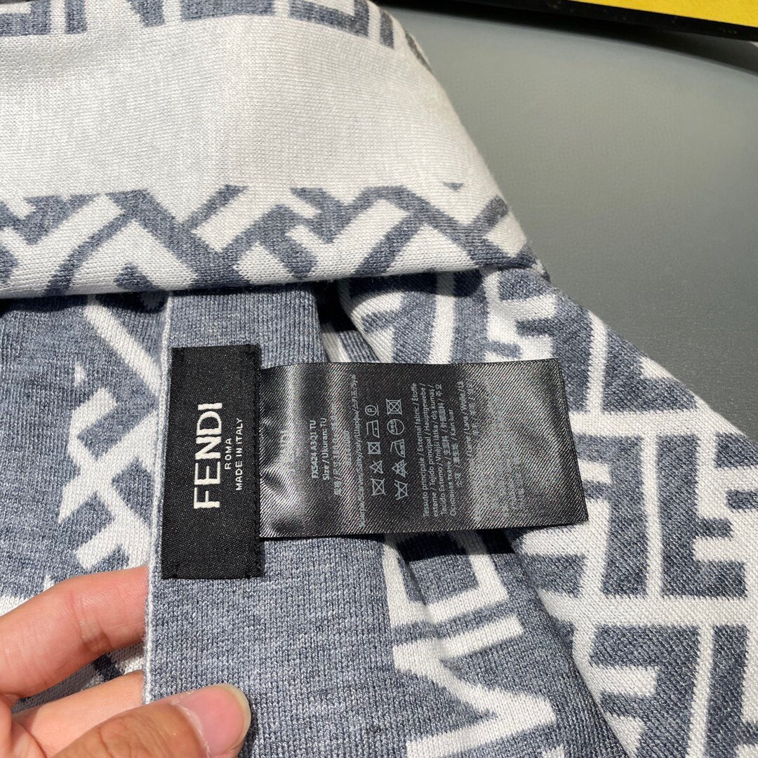 爆款上新 情侣款👍👍芬迪 独家牛货🐂 奢华尽在尺寸之间，高端品质‼️具有超高羊绒品质才会被此品牌青睐‼️