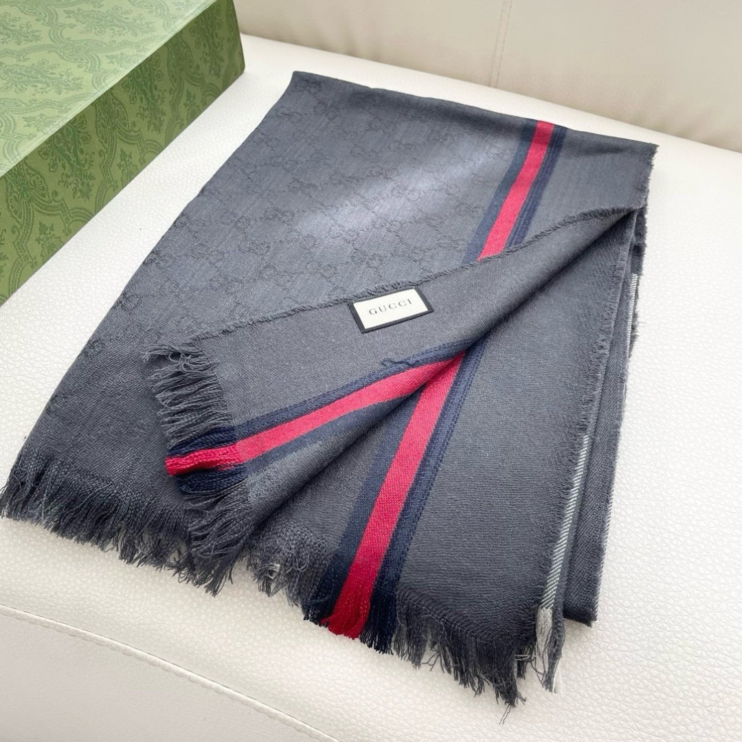 古奇25年专柜最新款‼️东西有多正可以自己看，这款不需要太多华丽的语言修饰。色织提花棋盘格工艺，线条缎面