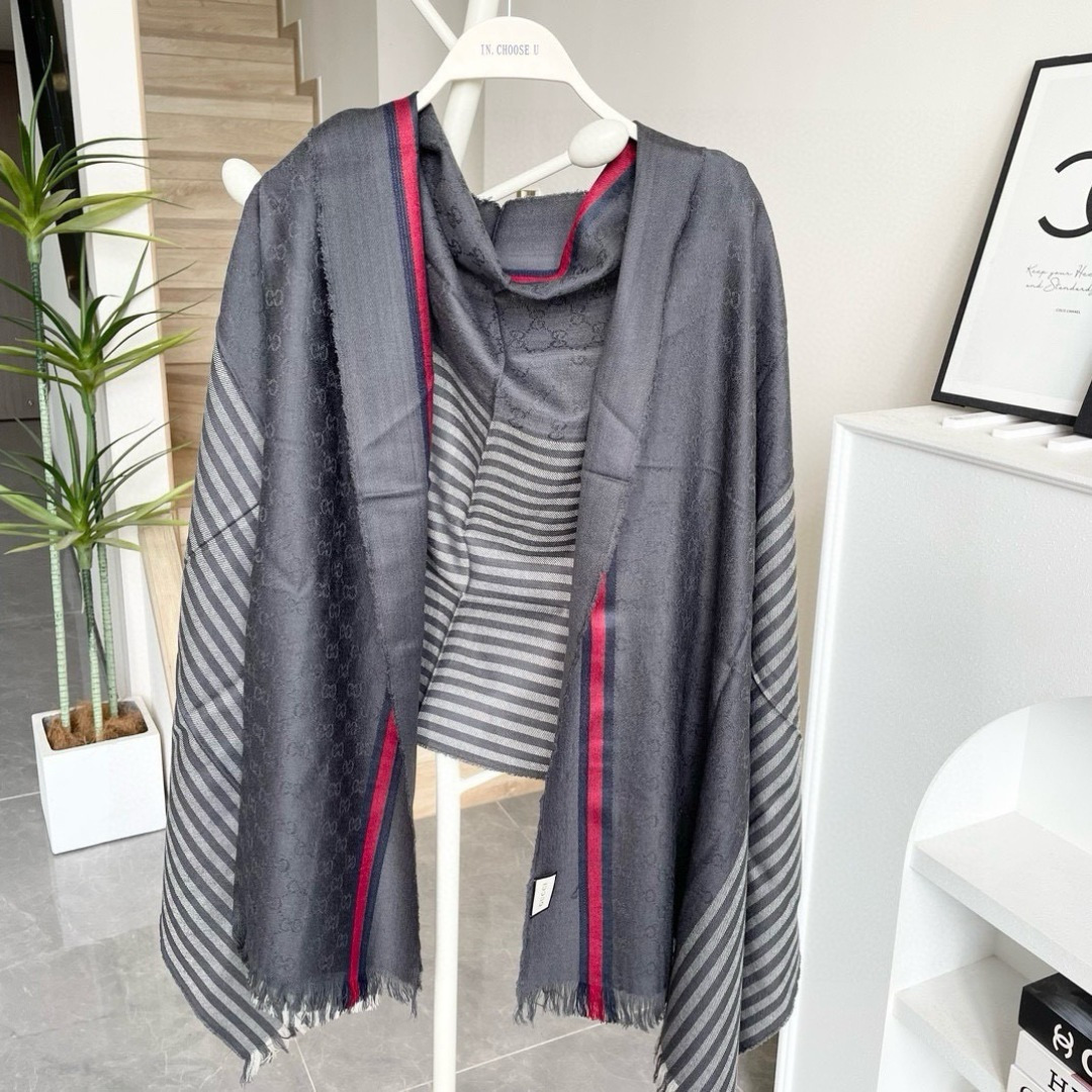 古奇25年专柜最新款‼️东西有多正可以自己看，这款不需要太多华丽的语言修饰。色织提花棋盘格工艺，线条缎面