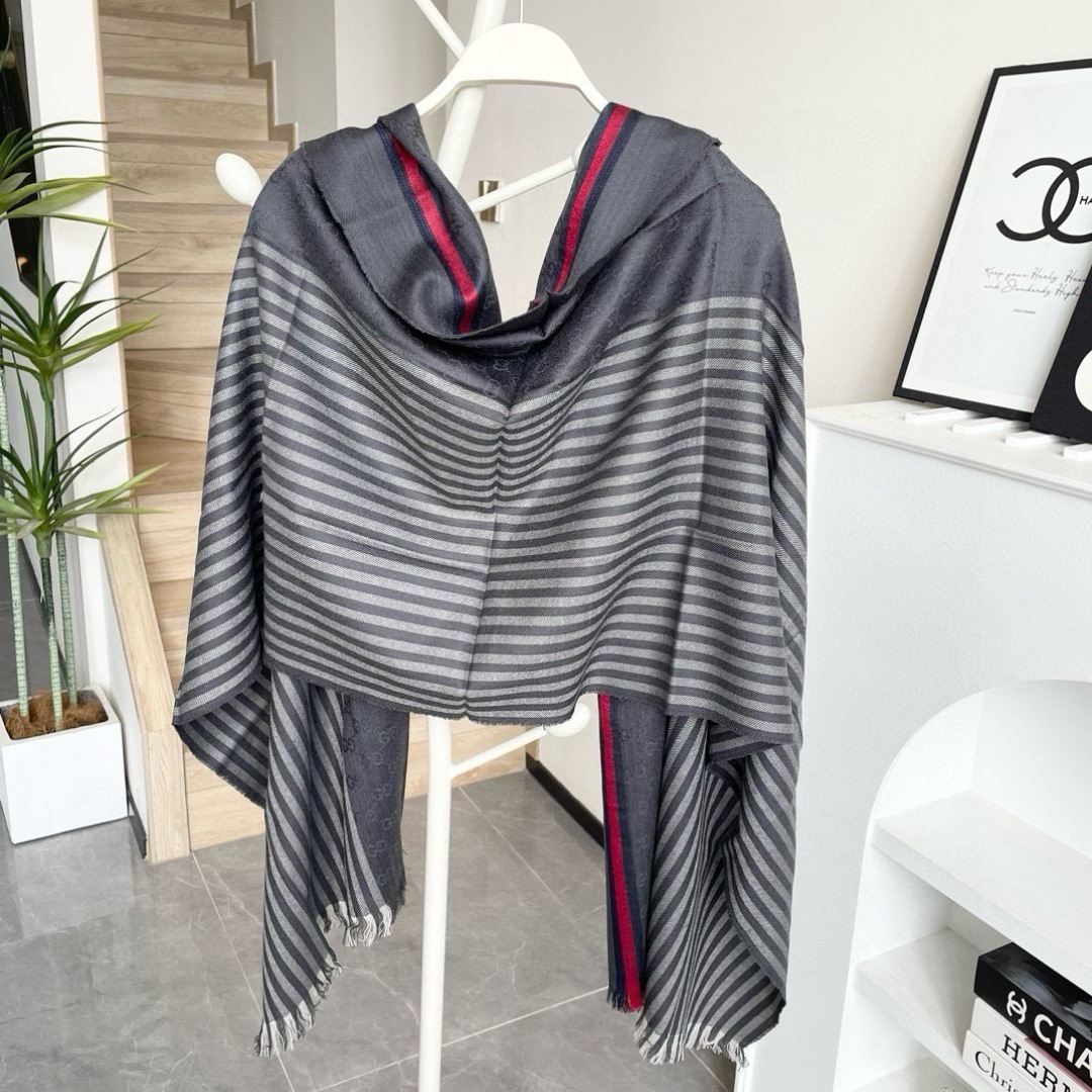 古奇25年专柜最新款‼️东西有多正可以自己看，这款不需要太多华丽的语言修饰。色织提花棋盘格工艺，线条缎面