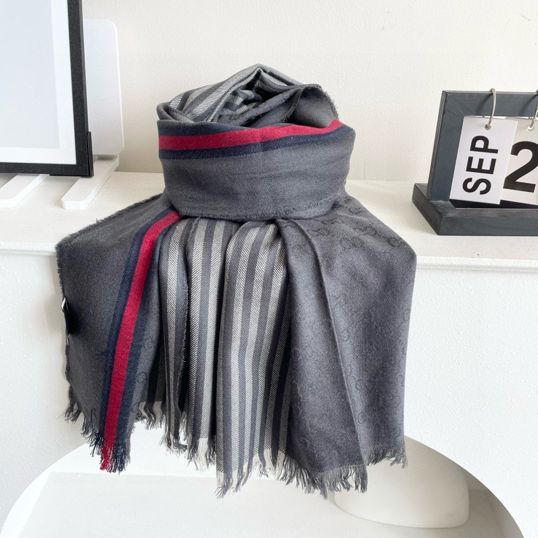 古奇25年专柜最新款‼️东西有多正可以自己看，这款不需要太多华丽的语言修饰。色织提花棋盘格工艺，线条缎面