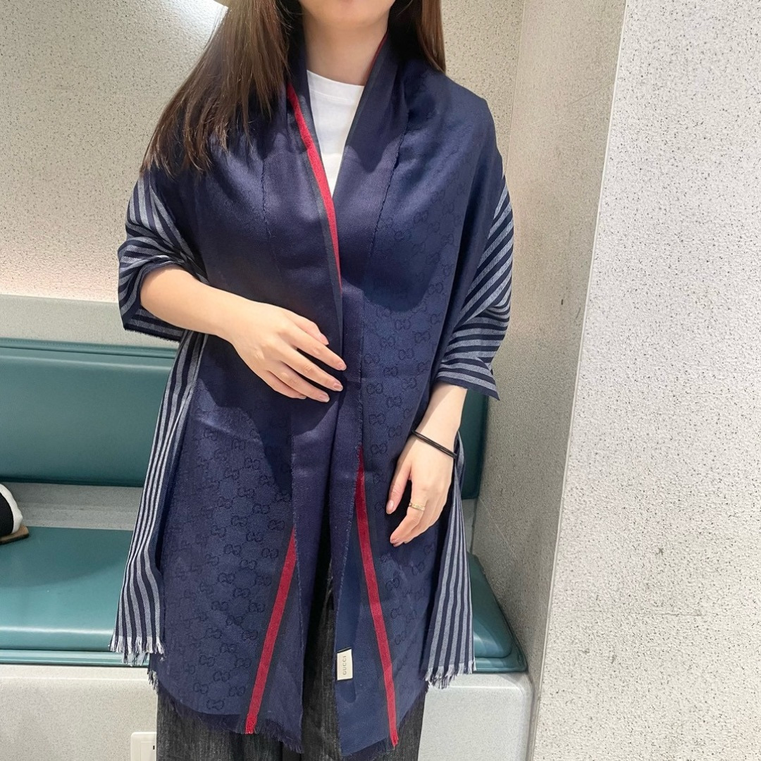 NO:581403,You can see for yourself how authentic the latest products of Gucci’s 25-year counter are. This one does not require too many gorgeous language modifications. The yarn-dyed jacquard checkerboard craftsmanship, the linear satin craftsmanship, and the blending of the two crafts in a scarf are not something that top-notch technology cannot do. All major domestic counters should also carry this style. Whether it is yarn-dyed or jacquard, both are very good, and the details are visible. The whole scarf gives a big-name aura and is very refined and high-end at the same time. It is definitely a new style worth buying.  Available for both men and women, 90200cm. Cashmere...high version scarf, high version scarf19860909古奇25年专柜最新款东西有多正可以自己看,这款不需要太多华丽的语言修饰.色织提花棋盘格工艺,线条缎面工艺,一条围巾2种工艺混合,不是顶尖的技术做不了的.国内的各大专柜也应该都上了的款,无论色织还是提花都是非常到位,细节都可见,整个围巾给人大牌气场的同时又非常精致高端,绝对值得入手的新款 男女皆可,90200cm.山羊绒…高版本围巾,高版本围巾,scarf