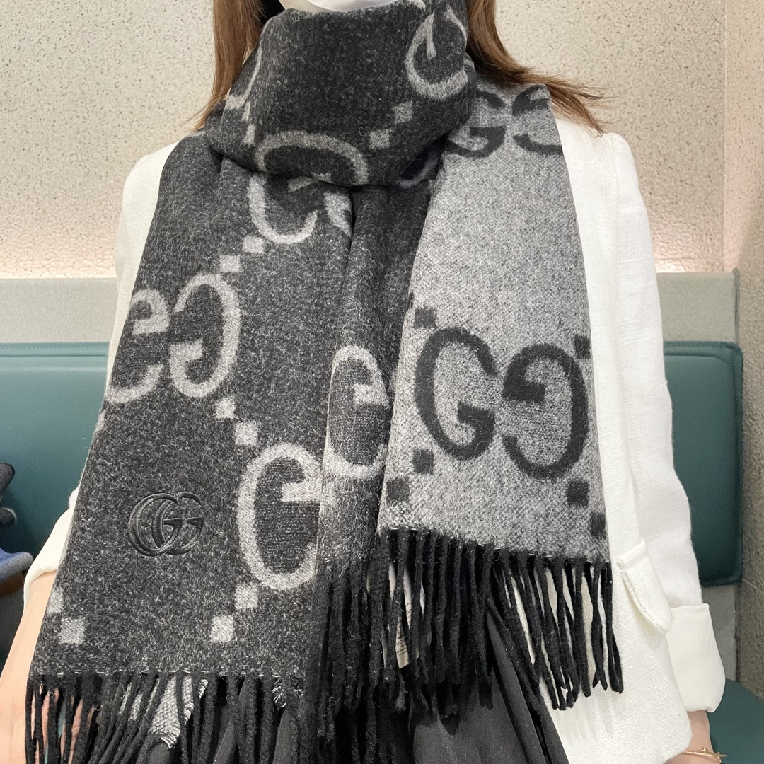 NO:581404,High version 2025 Gucci latest model, rare quality, so beautiful. Gucci’s latest ZG synchronization pattern is really super beautiful~ I like this GG accent!  The price is super awesome. We recommend the ZG selling price. The fabric is strong twisted worsted double-sided cashmere jacquard. It is a very neat and delicate fabric, showing a strong thread structure, which is very supportive and flexible. Practical recommendation from hardcore old customers. Such texture, style, and craftsmanship can really kill many good products.  The material, style, and craftsmanship give us completely different feelings. Many times, we not only need a high-quality one, but the most important thing is that it is easy to control. Know how to enter. The limited color matching, the men's and women's scarves are particularly beautiful. Specifications: 50*190cm high version scarf, high version scarf, gucci19860909高版本 2025Gucci最新款 稀有品质太好看了Gucci最新ZG同步款图案真的超级好看啊~就喜欢这种GG腔调！价格超级给力,福利推荐ZG售价面料是强捻精纺双面山羊绒提花,非常工整精致的面料,呈现出极具力度的线面结构,极具支撑力及柔韧性骨灰级老客户实用推荐,这样的质感,款式,工艺,真的可以秒杀太多好的材质,款式,工艺,给予我们的感受是完全不同的很多时候,不仅需要一件高品质的,最关心的还是好驾驭.懂得入.限量的配色,男女围都特别好看规格50*190cm高版本围巾,高版本围巾,gucci,scarf