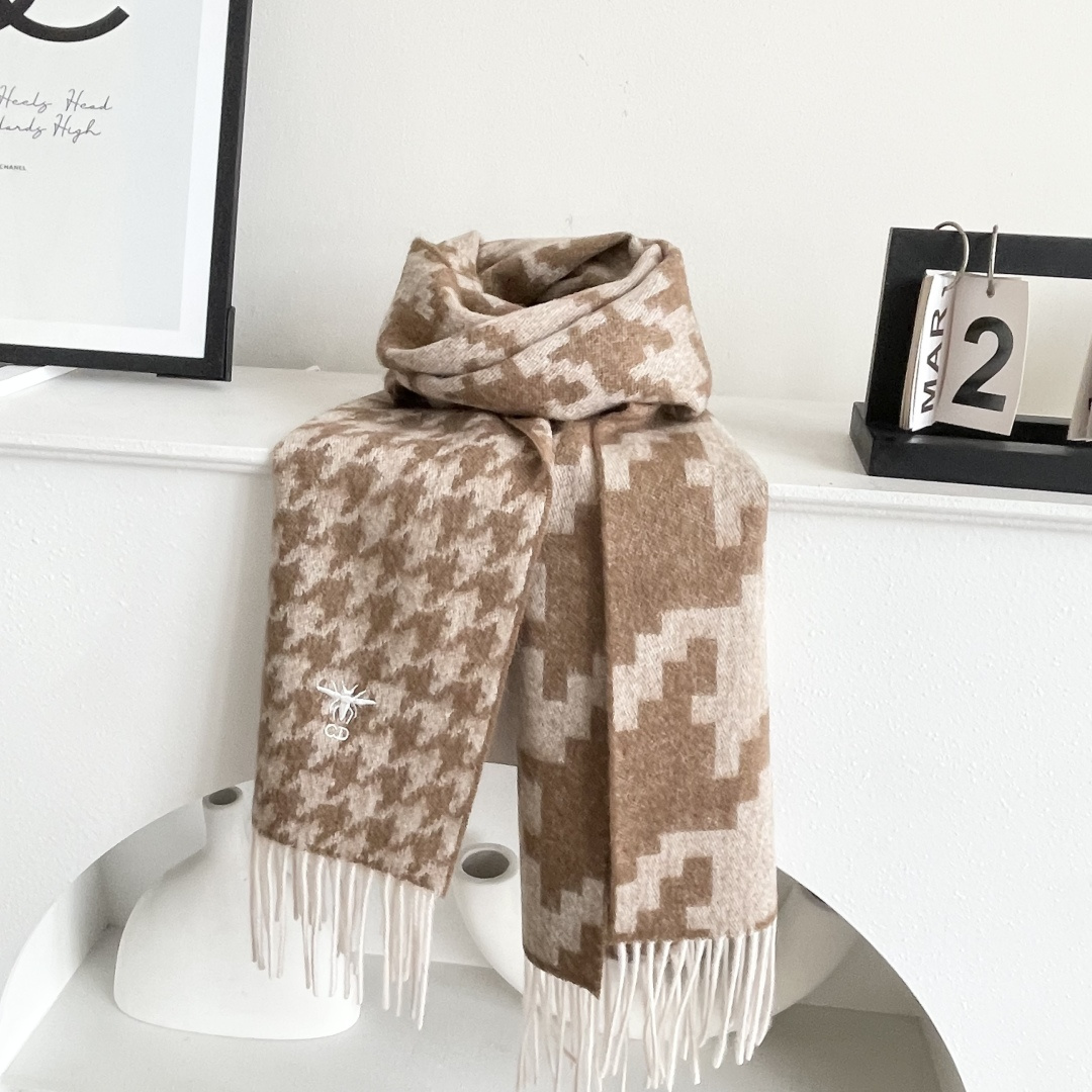 迪奥（Dior）明星同款dd围巾。经典款永远不会过时，而且超百搭。超级好看！！果断自留！精致散须 率真不