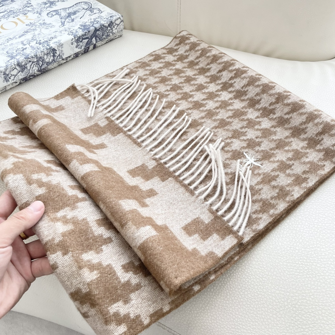 迪奥（Dior）明星同款dd围巾。经典款永远不会过时，而且超百搭。超级好看！！果断自留！精致散须 率真不