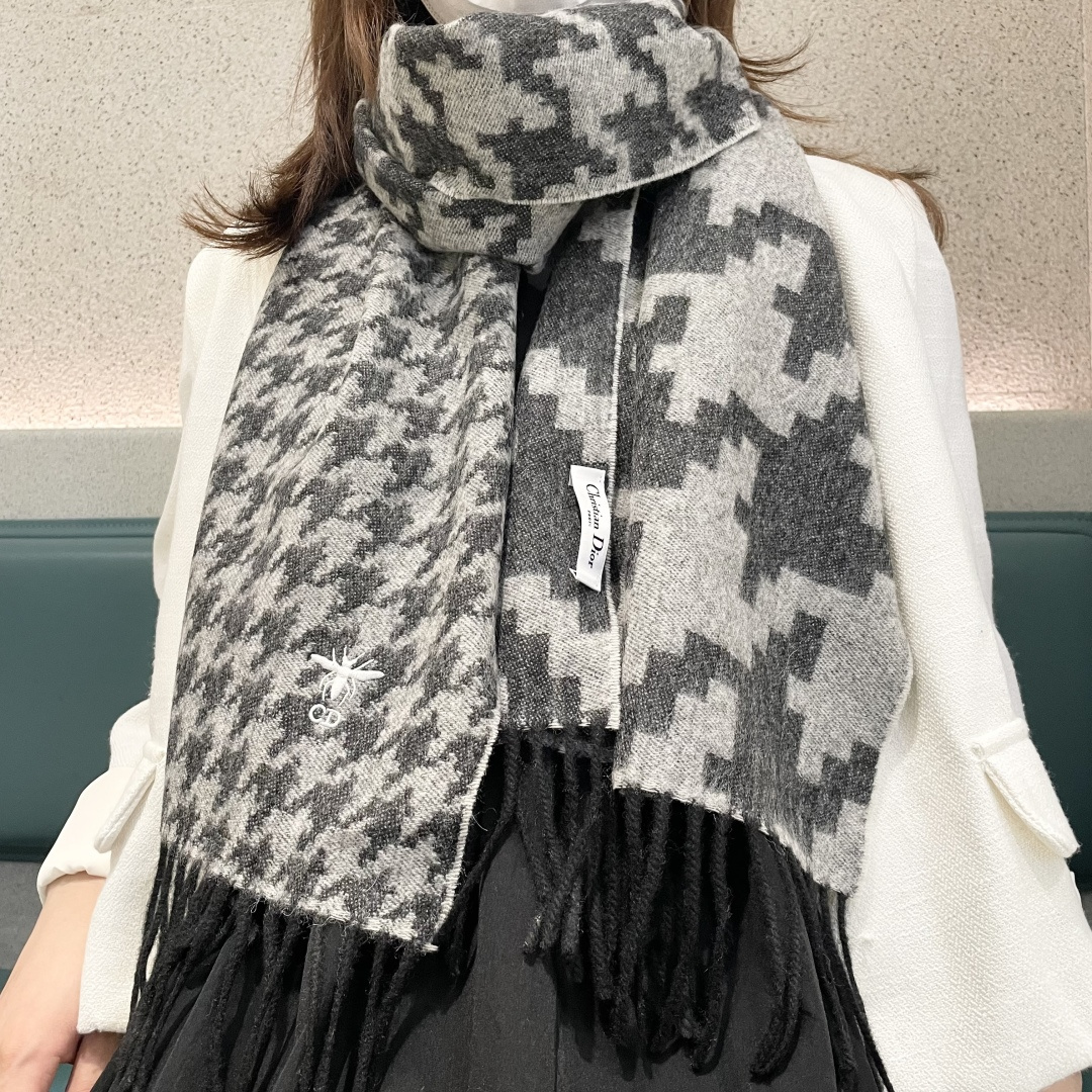 NO:574550,The same DD scarf worn by Dior stars. The classic style will never go out of style, and it’s super versatile. It’s super pretty!  !  Decisively keep it to yourself!  Exquisite loose beard, straightforward and not rigid, suitable for various styles, exquisite and exquisite, not much introduction, see for yourself, 32*180cm. High version scarf, high version scarf, dior, dior19860909迪奥（Dior）明星同款dd围巾.经典款永远不会过时,而且超百搭.超级好看！！果断自留！精致散须 率真不拘泥 适合各种造型 精妙绝伦 不多介绍 自己看,32*180cm.高版本围巾,高版本围巾,dior,dior,scarf