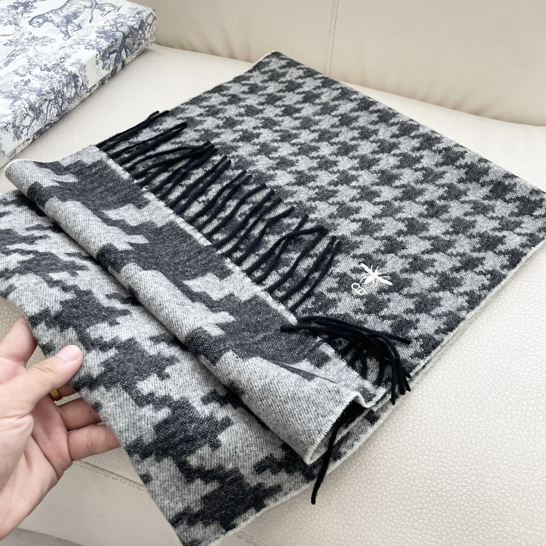 迪奥（Dior）明星同款dd围巾。经典款永远不会过时，而且超百搭。超级好看！！果断自留！精致散须 率真不