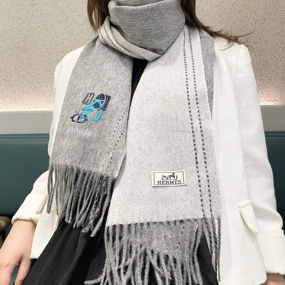 NO:581407,The new 2025 Hermès double-sided men's and women's scarves are available, buy them and cherish them~ They are all export orders, so it is rare to find something that is small but refined and beautiful. You must buy this H family women's scarf. The style is very feminine and charming. It is a very Classic design for men and women. The classic large-area fabric is made of cashmere supplied by customers. It is very fine and soft, very beautiful. The upper body effect is invincible.  Nice and simple, super nice color scheme, a style that any boy or girl will like. The small logo is very delicate and textured without being ostentatious. It is suitable for formal wear or casual wear. It can be folded in half or hung in a circle. It is gentlemanly and stylish. It has a warm demeanor. Material cashmere, size 32x180 high version scarf, high version scarf, hermes19860909上新2025爱马仕双面男女款围巾且买且珍惜~都是出口订单所以比较难遇东西讲究少而精好看的一定要收这款H家女士围巾,款式很有女性魅力是男女款里非常Classical的设计,经典大方面料采用的是客供的羊绒细腻柔软度都非常的好,非常漂亮.上身效果无敌好看大气简约,超级好看的配色,任何男生女生都会喜欢的款吧小小Logo非常精致的点缀有质感不张扬~~搭配正装或者搭配休闲装都很合适~对折挂围或者绕圈围都完全可以,绅士有型~有温度的风度.材质羊绒,尺寸32x180高版本围巾,高版本围巾,hermes,scarf