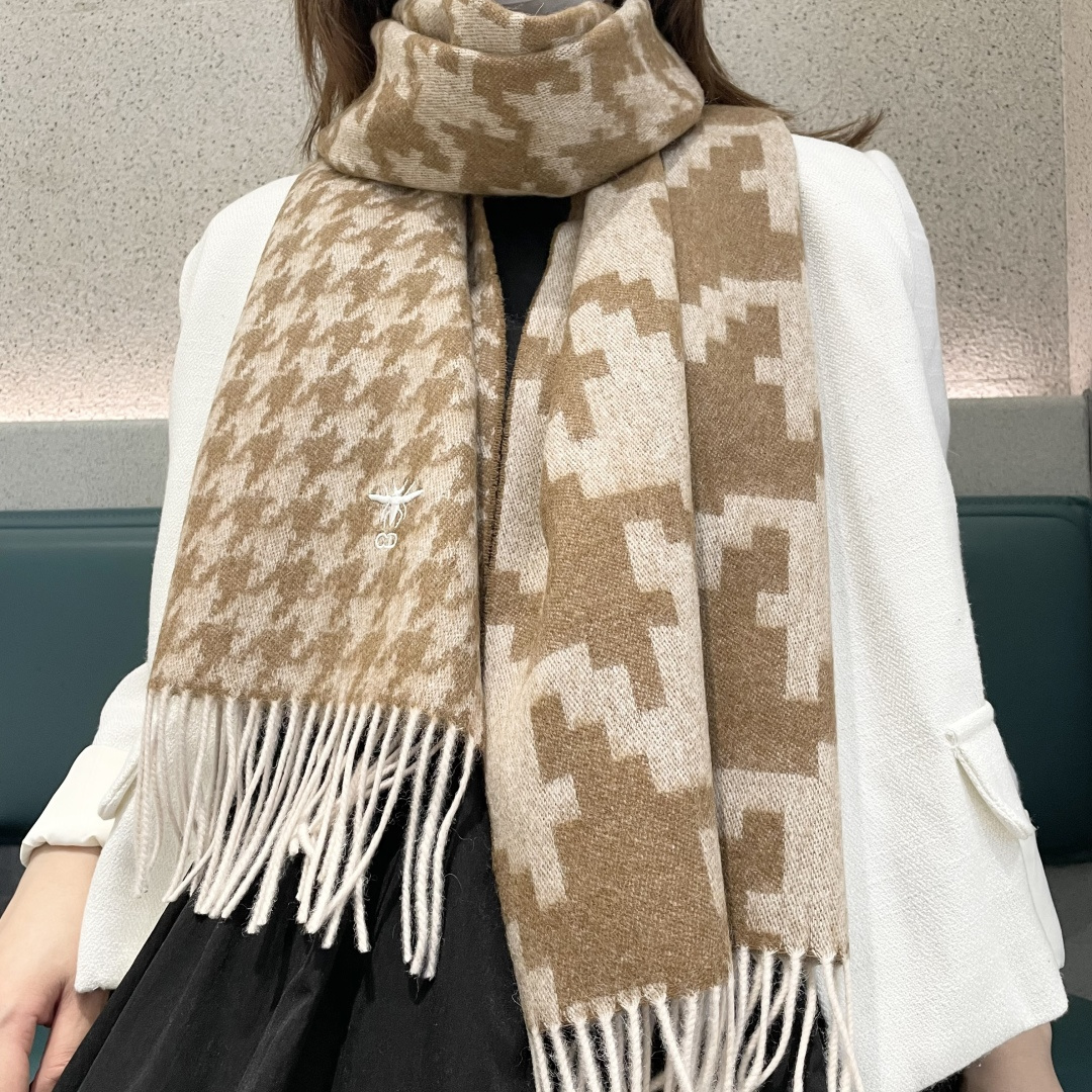 迪奥（Dior）明星同款dd围巾。经典款永远不会过时，而且超百搭。超级好看！！果断自留！精致散须 率真不